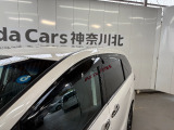 ドアバイザーを装備!雨の日でも窓を少し開けて車内の換気がしやすく、空気を入れ替えたい時に便利です。雨の吹き込みを抑えてくれるため、天候を問わず日常使いで活躍する実用的な装備です。