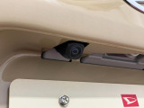 【バックカメラ】 対応モニターを装着することで、駐車時に車両後方の様子を見ることができます。