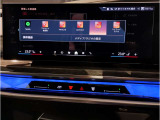 【ⅰドライブナビゲーション】文字情報も鮮明に表示する高解像度カラーディスプレイを採用。視認性に優れた地図デザインと特徴的な建造物を目印にした描写表示で現在位置を把握できます。地図データの更新も可能です