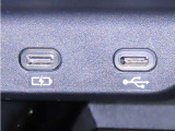 USB端子と充電用USB端子を装備しております。