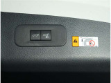 パワーバックドア装備!リヤゲートのスイッチを押すだけでバックドアが閉まります!運転席周りからも開閉の操作ができます♪