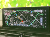 高精細な地図が表示され、スムーズなナビゲーションを実現。周辺施設の情報も確認でき、安心して目的地へ向かうことができます。