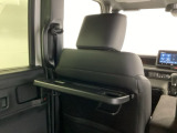 目的地に着いた後や休憩中など、車を止めて過ごす時間を快適にするための工夫です。小物を置いたり、飲み物を楽しんだりと、使い道は自由自在。