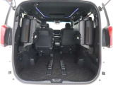 【トランクルーム】荷室の広さも十分です!シートアレンジでシートを畳めば長い荷物だって積めますね。シートアレンジの操作方法など、お気軽にご相談下さい。