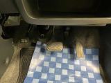 【ペダル類】操作性を考慮したペダル配置となっております。