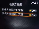 【後側方衝突防止支援】隣接レーンの後側方を走行する車両を検知すると表示で知らせ、車線変更を開始した時には車両をもとの車線内に戻すような力を発生し他車両との接触を回避するようアシストします。
