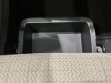 助手席の下にはトレーが付いていますので外部からも見られたくないものも収納出来ます。