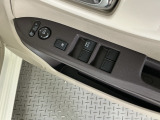運転席のスイッチで全てのウィンドウの開閉操作を行うことができます。ロックボタンをONにしておくと、運転席以外のウィンドウは作動しないのでお子様を乗せているときなども安心ですね♪