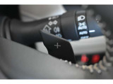 運転者がハンドルから手を離さずに、マニュアルトランスミッション車を運転しているかのように、疑似的なギアチェンジ(変速比の変更)を行うための装置です。