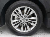 純正アルミホイールは精度が高く、走行の安定性が優れています。タイヤサイズ225/60R18