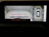パノラミックビューモニターを装備。駐車場や交差点でクルマを真上から見るように周囲を確認できます。機能の詳細は販売店スタッフまでおたずねください。