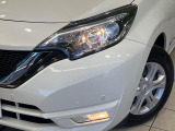 【LEDヘッドライト】悪天候や夜間走行時も良好な視界を確保し安心して運転できる高輝度LEDヘッドライトを装備!点灯速度が早く、消費電力も抑えられています。