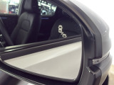 ★ブラインドスポットインフォメーション★走行中、斜め後ろに車両が存在すると、その方向のドアミラー上のマークが点灯。さらにその方向にウインカーを操作すると、マークの点滅と警報音で注意を促します