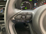 運転中、オーディオの操作をしてて、ハッとしたことはありませんか?ステアリングスイッチは、運転中でもハンドルでオーディオの操作が可能です。安全なドライブをサポートします。