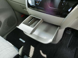 運転席前にも小物入れが!