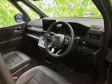 運転席まわりは視界が広く、前方や周囲を確認しやすいレイアウトです。シートにはゆったりと腰掛けられ、落ち着いた色調の室内とあわせて、毎日の移動も心地よくお過ごしいただけます。