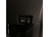 ボンネット、給油口を開けるボタンが付いています。