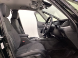 広い足元にゆったり座れるシートには肘掛けも装備しており長距離の運転でも疲れにくくなってます。女性でも運転がしやすいように、シートの高さ調整機能(シートリフター)がついています。