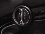 MINIはドアが分厚いです。衝突によりドアがつぶれてしまった場合にも外からいち早くドアを開けれるよう考えられています。数十秒の救出の遅れが命につながりかねない場合、こういった配慮が重要なポイントです。