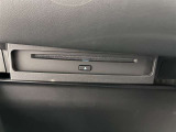 グローブボックス内にCD&DVDプレーヤーを装備しています。