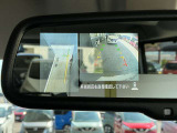 ディスプレイ付き自動防眩式ルームミラー。ルームミラーの眩しさの度合いに応じてミラーの反射率を変化させ、後続車のヘッドライトの眩しさを低減させます。