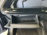 ちょっとしたところは収納ボックスにもなっています。車内はサイズも決まっているので、収納が少ないと思っているアナタ!ご安心ください。さまざまなところに収納が隠れているんです♪