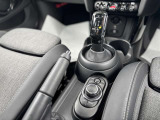 MINIならではのデザインのシフトレバー。内装デザインもMINIの特徴です。