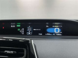 メーターが運転席から見やすいインパネ中央部に配置してるので走行中の視線移動が少なく快適です。