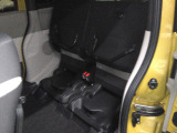 座面を跳ね上げれば、後席が背の高い空間に。アイデア次第で使い方が広がります。