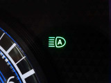 【ハイビームアシスト】先行車または対向車の有無や周辺の明るさなどに応じて、ヘッドライトのハイビーム(上向き)とロービーム(下向き)を自動で切り替えます。