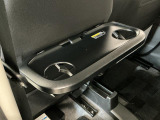 【格納式シートバックテーブル】車内でのお食事などで活躍♪カップホルダーも備えています。