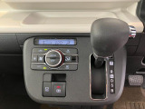 スイッチを押すとブレーキペダルから足を離してもブレーキランプが点灯したままブレーキを保持できるオートブレーキホールド、指先だけで簡単に操作が可能な電動パーキングブレーキを搭載!