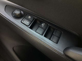 ラクラク操作のパワーウインドウ付きです。運転席はワンタッチオート機能付きです。また、電動格納ドアミラーも装着、狭い駐車スペースなどでの使用時に大変便利です。