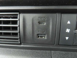 便利な充電用USBジャックも付いています☆周辺機器の充電にご利用頂けます☆