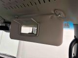 運転席&助手席にサンバイザー付いてます。運転席側にはちょっとした身だしなみチェックができるバニティミラー&チケットフォルダー付き。