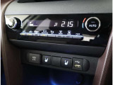 左右独立温度コントロールフルオートエアコンです。運転席、助手席それぞれで独立して温度設定ができます。冷え性の方が乗っても安心ですね♪