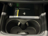 フロントコンソールにはQi(チー)規格対応のワイヤレス充電器が搭載されております。ケーブルを抜き差しせずに、快適に充電いただけます。