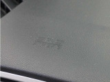 ◆助手席エアバッグ◆SRSエアバッグは、シートベルトだけでは防ぎきれない衝突時の衝撃から乗員を守るための安全装置。衝突時に瞬時に膨らみ、頭部や胸部がダッシュボードに直接衝突するのを防ぎます。