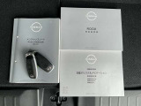 各種取扱説明書やメンテナンスノートを完備!また、手元にあるだけで、ドアの開錠・施錠、ボタンを押すだけでエンジンの指導・停止が出来る、とても便利なインテリジェントキー!