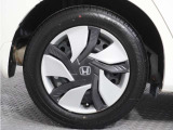 ◆純正ホイール装着車◆シンプルなデザインのホイールキャップ付きです。
