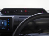 アナログメーターの無い、高さが抑えられたメーターパネル。運転席のひろびろ視界をさえぎることなく、ドライバーに必要な情報をタイムリーに伝えます。
