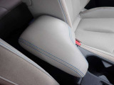 運転席と助手席の間にはアームレストがございます!