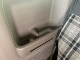ドリンクやボックスティッシュなども収納可能。下部にはスリットを設けて入れたモノが見えるよう配慮しました。