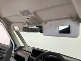 【サンバイザー】車内で身だしなみを整えるためのバニティミラーがセット。お化粧直しや髪型のチェックに活用できます。