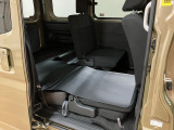 リヤシートを片側倒すと長いお荷物の収納も可能です。