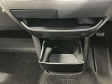 【インストセンターロアボックス】CDなどが収納できる格納式のボックス!