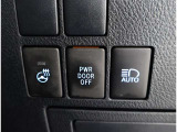 オートマチックハイビームとは、先行車や対向車のライトを認識し、ハイビームとロービームを自動で切り替える機能です。夜道の視界を確保します。詳細は販売店スタッフまでおたずねください。