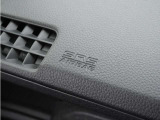 【トップダウンビュー】真上から見下ろしたような視野範囲のビュー。停止位置と距離感が掴みやすい表示、ガイド線のサポートで駐車も安心です。
