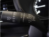 【オートワイパー機能】レバーをAUTOの位置にしているとき、レインセンサーが雨を感知すると、雨量に応じて、ワイパーが自動で作動します。