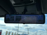 【デジタルルームミラー】車両後方カメラの映像をルームミラーに映すことが出来ます。 そのため、後席に人や荷物があって後方が見えづらい場合でもしっかり視界を確保することが出来ます。